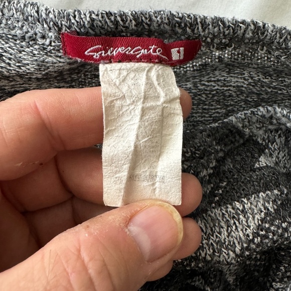 Elegant V-Neck Sweater with Geometric Pattern - Picture 5 of 12